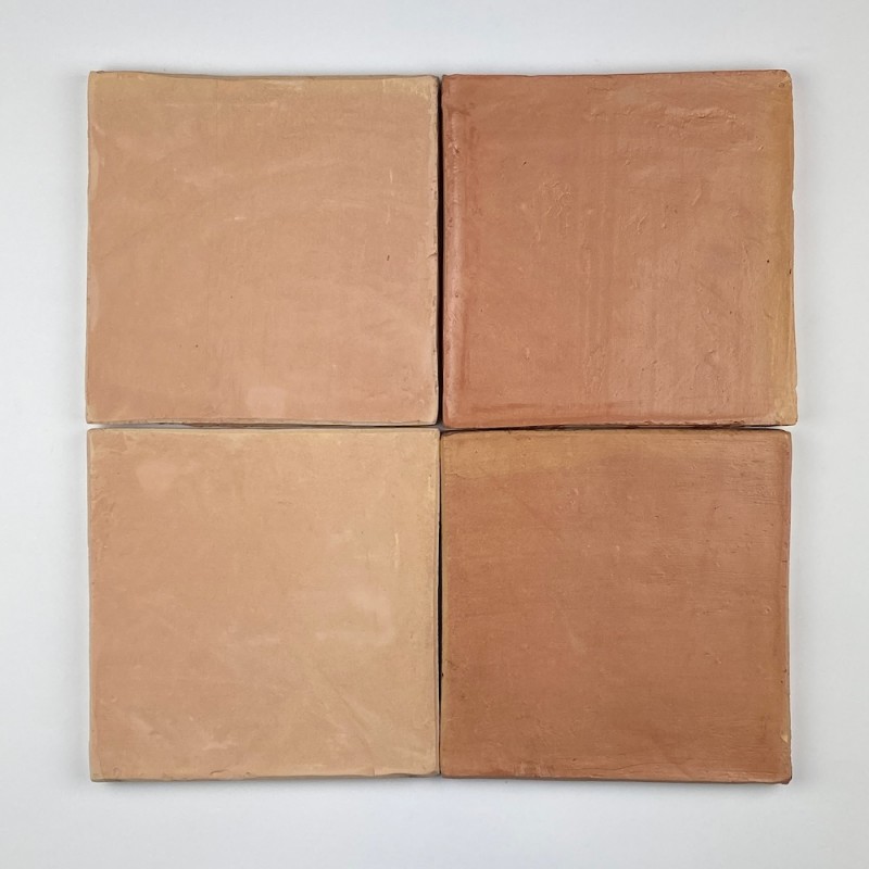 Cotto-Fliesen: links roh, rechts imprägniert (Farbvertiefung)