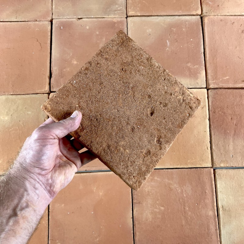 Terracotta ANTIC COTTO, Rückseite der Fliese mit Sand